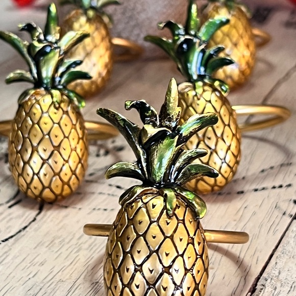 Vintage golden pineapple napkin rings set of 7 napkin holders - Picture 6 of 7